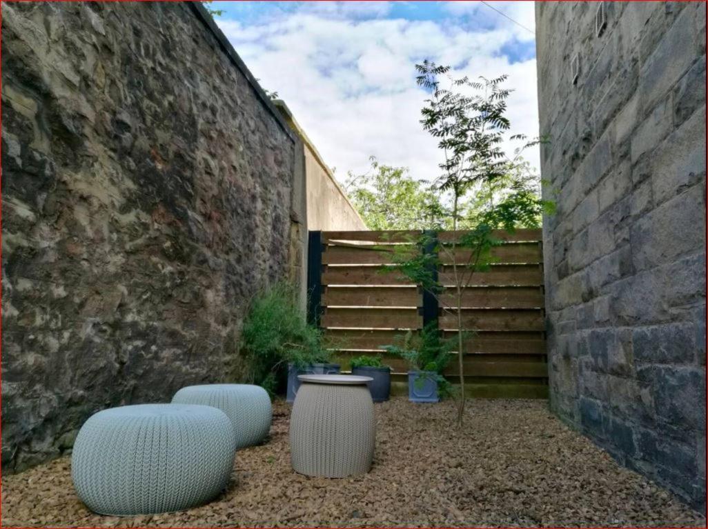 Central Mezzanine Apartment In Historic School Edinburgh Exterior photo